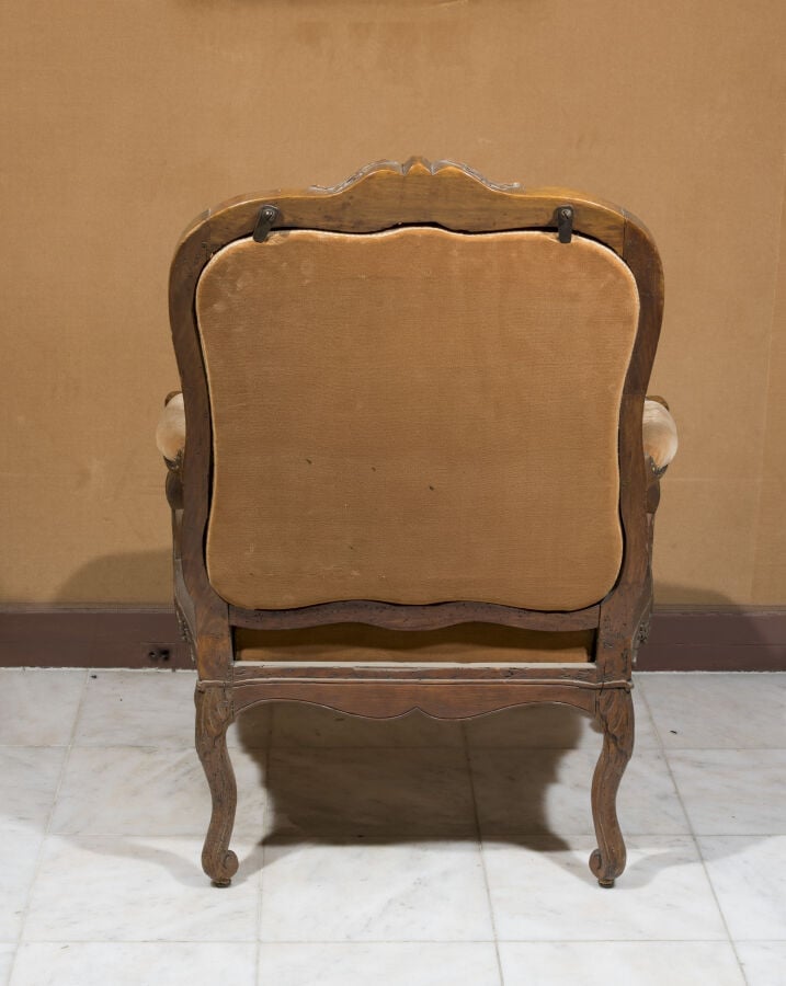 Grand Fauteuil à châssis à dossier plat en bois naturel sculpté de coquilles et…