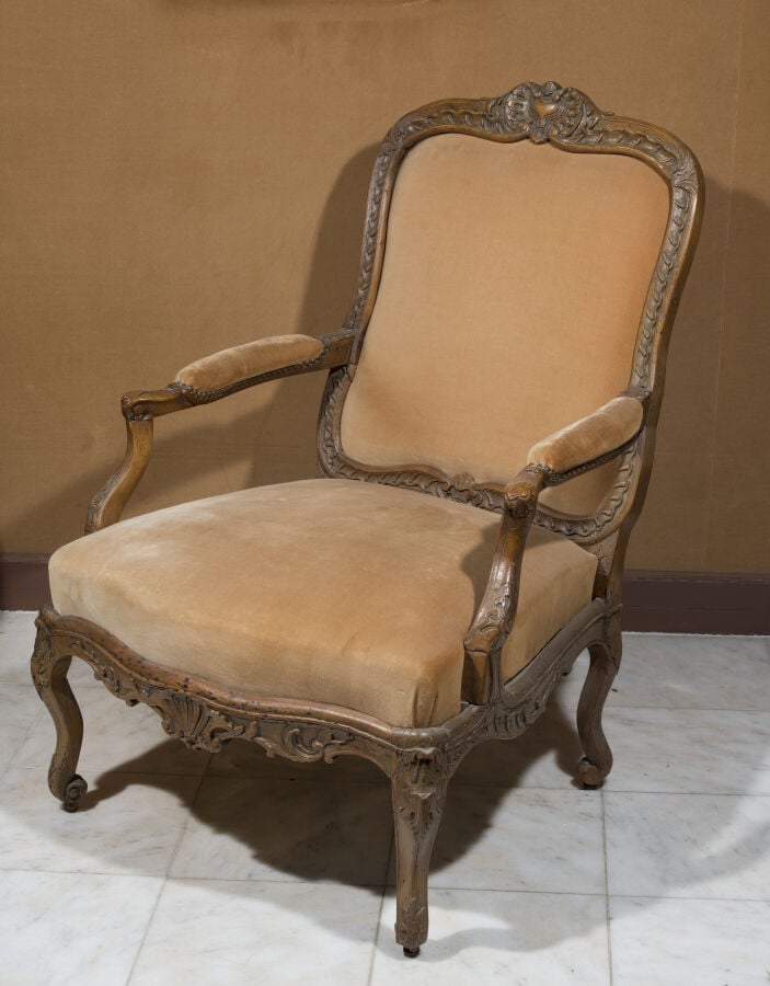 Grand Fauteuil à châssis à dossier plat en bois naturel sculpté de coquilles et…