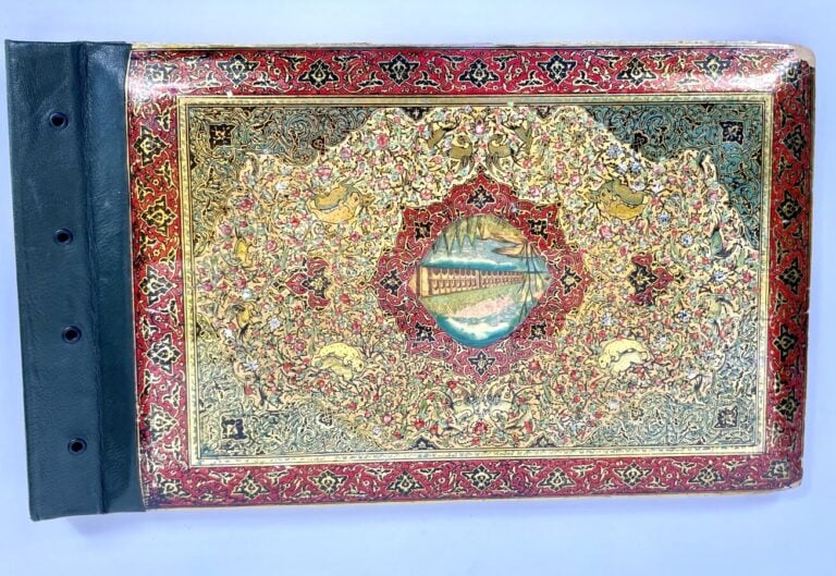 Grand plat de reliure en papier mâché à décor de scènes de palais, de style Qaj…