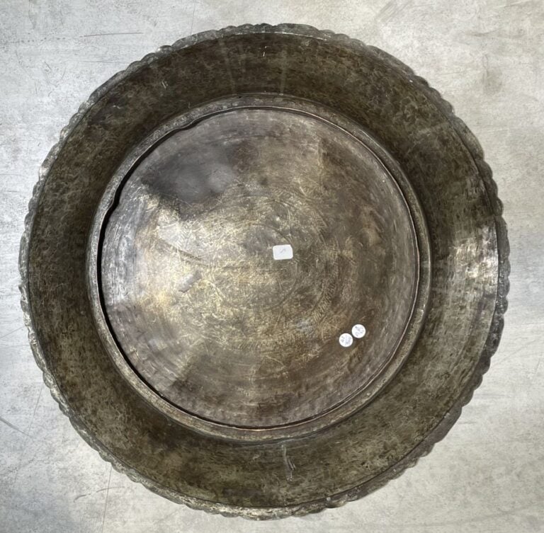 Grand plat en métal « étamé » à motif gravé d'une étoile au centre d'une étoile…