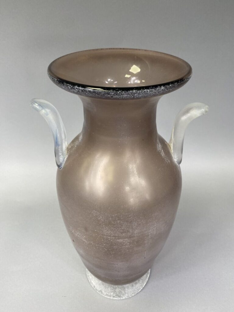 Grand vase balustre en verre parme à anses et base dépolies incolores - H : 45…