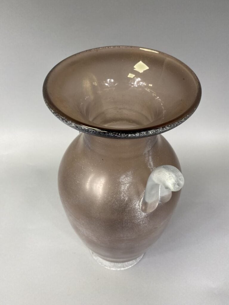 Grand vase balustre en verre parme à anses et base dépolies incolores - H : 45…
