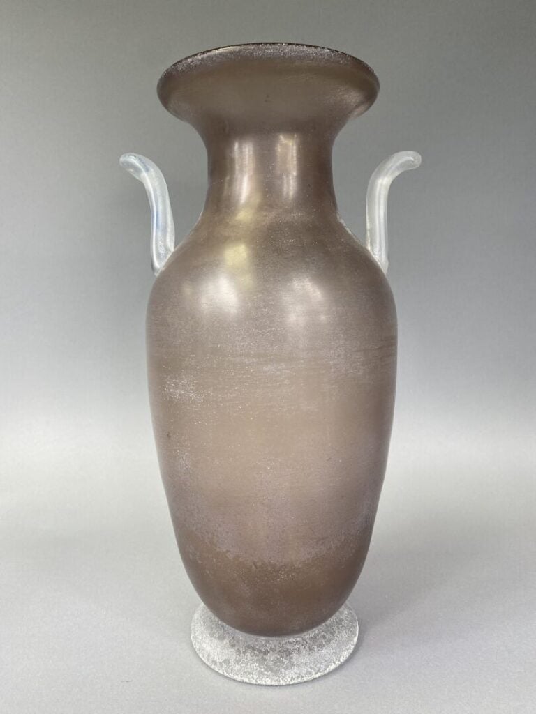 Grand vase balustre en verre parme à anses et base dépolies incolores - H : 45…
