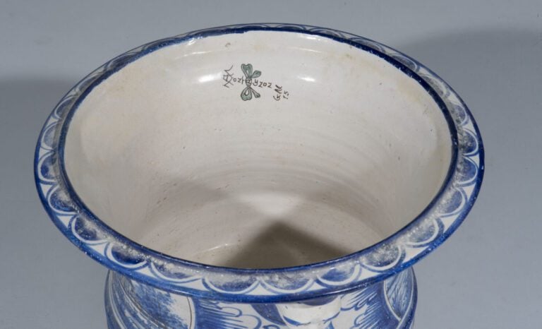 Grand vase en céramique bleue/blanc sur piédouche ; prises mufles de lions - Ha…