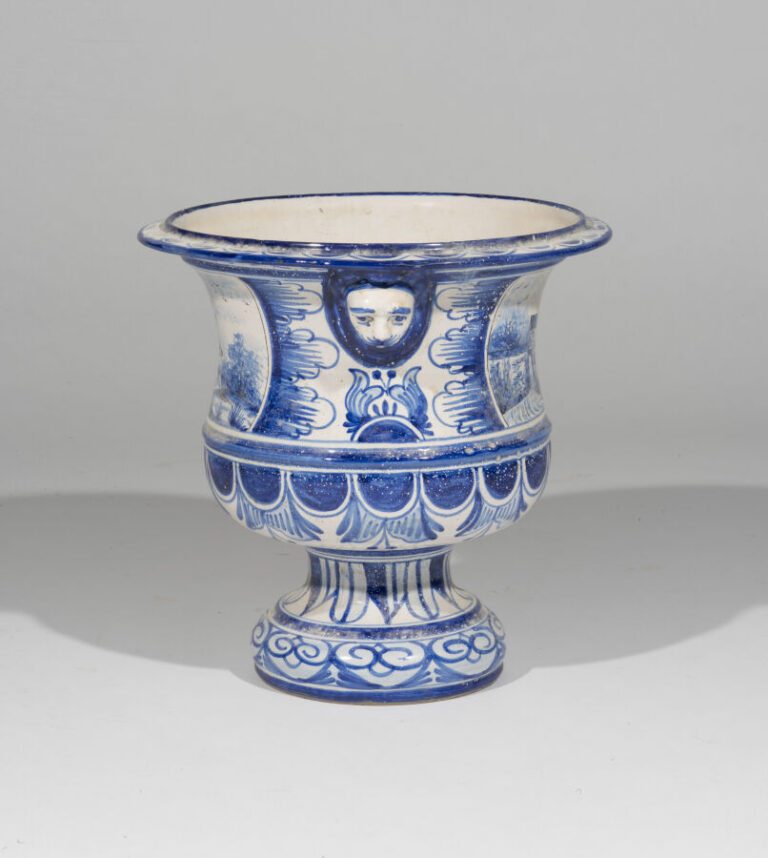 Grand vase en céramique bleue/blanc sur piédouche ; prises mufles de lions - Ha…