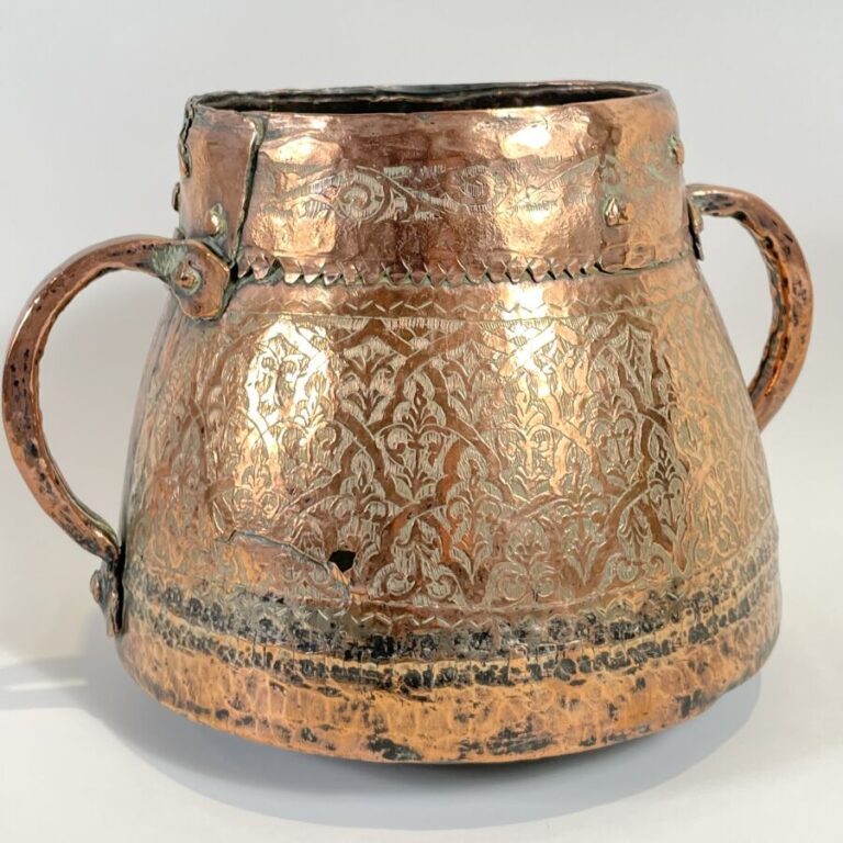 Grand vase tronconique à deux anses en cuivre à décor d'arabesques et fleurs (a…