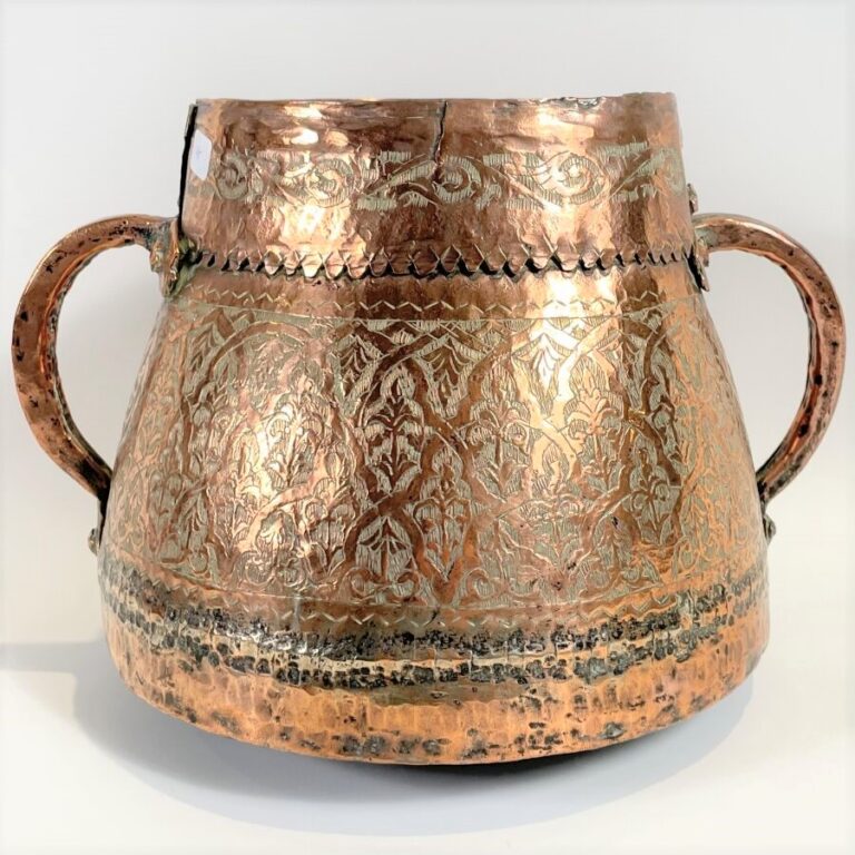 Grand vase tronconique à deux anses en cuivre à décor d'arabesques et fleurs (a…