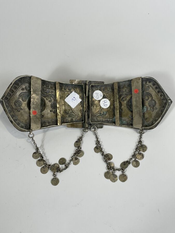 Grande boucle de ceinture en argent bas titre à motifs repoussés de fleurs et s…