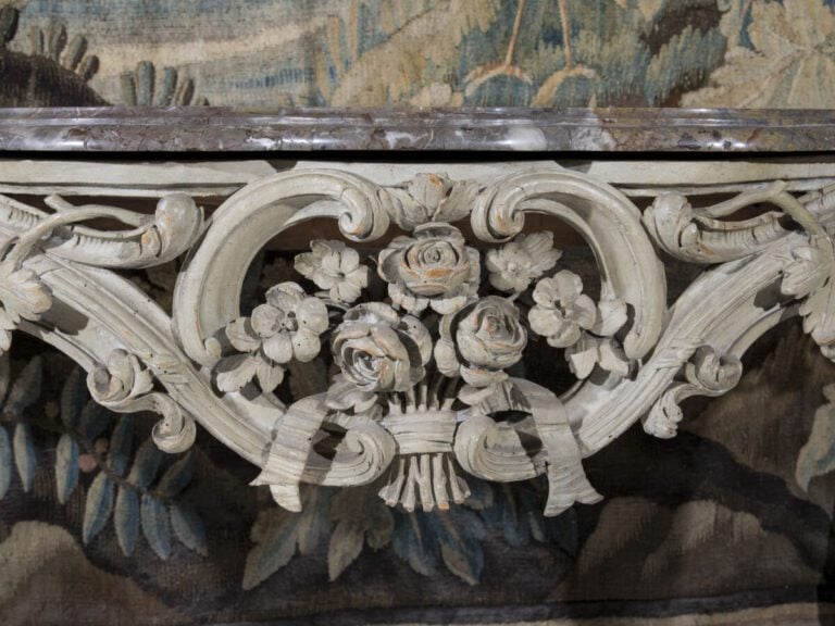 Grande Console d'applique en bois relaqué gris richement sculpté et ajouré de f…