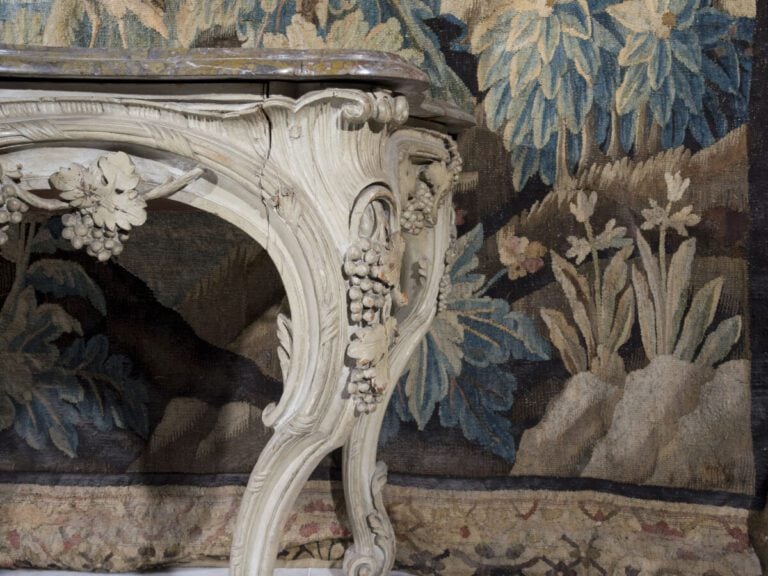Grande Console d'applique en bois relaqué gris richement sculpté et ajouré de f…