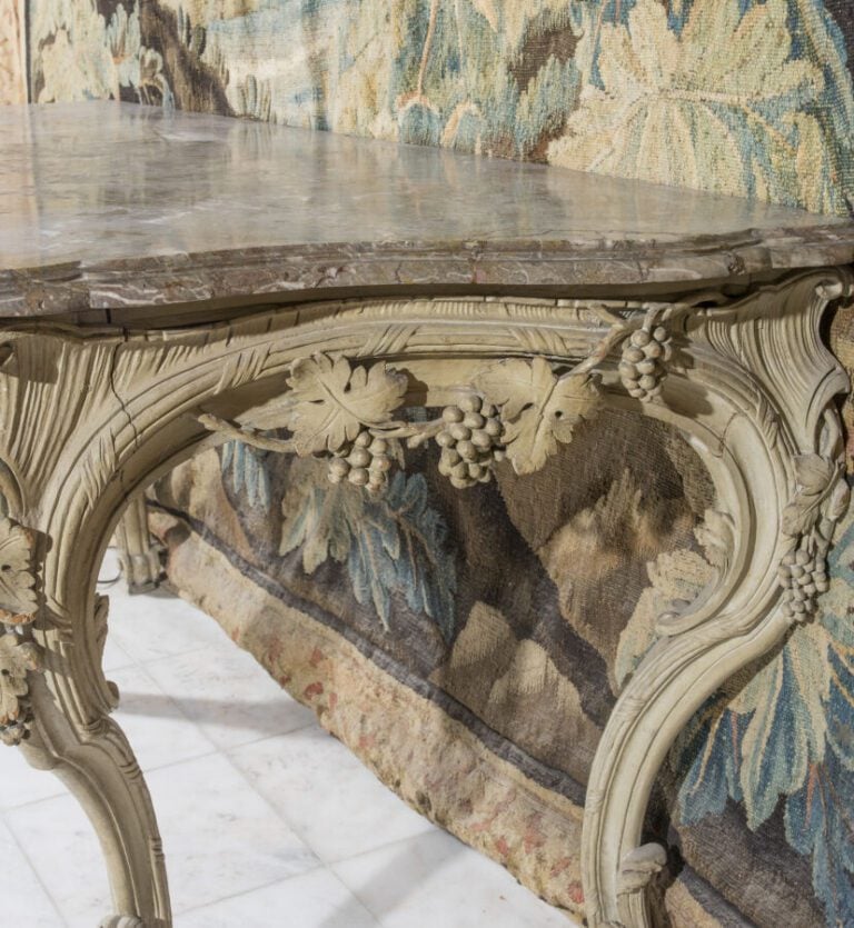 Grande Console d'applique en bois relaqué gris richement sculpté et ajouré de f…