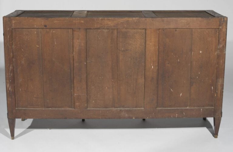 Grande enfilade en placage d'acajou à trois portes pleines et trois tiroirs. De…