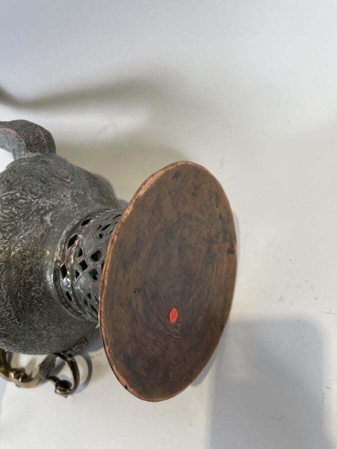 Grande verseuse en cuivre étamé à décor mille fleurs sur piédouche ajouré ; le…