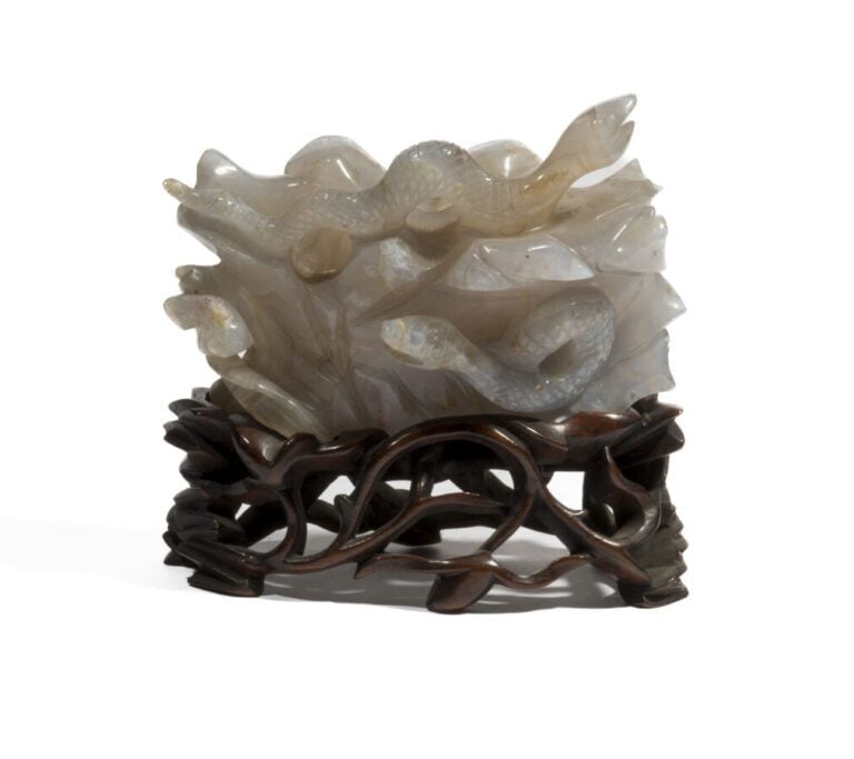 Groupe en agate sculptée de serpents sur un rocher sur un socle en bois sculpté…