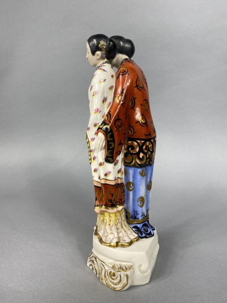 Groupe en porcelaine émaillée polychrome figurant deux élégantes asiatiques - P…