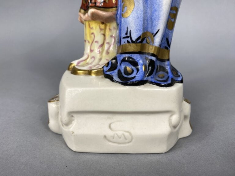 Groupe en porcelaine émaillée polychrome figurant deux élégantes asiatiques - P…