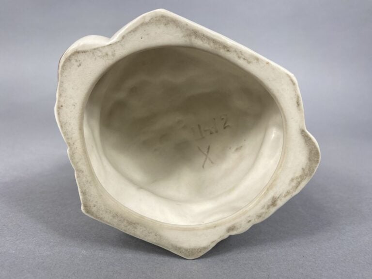 Groupe en porcelaine émaillée polychrome figurant deux élégantes asiatiques - P…