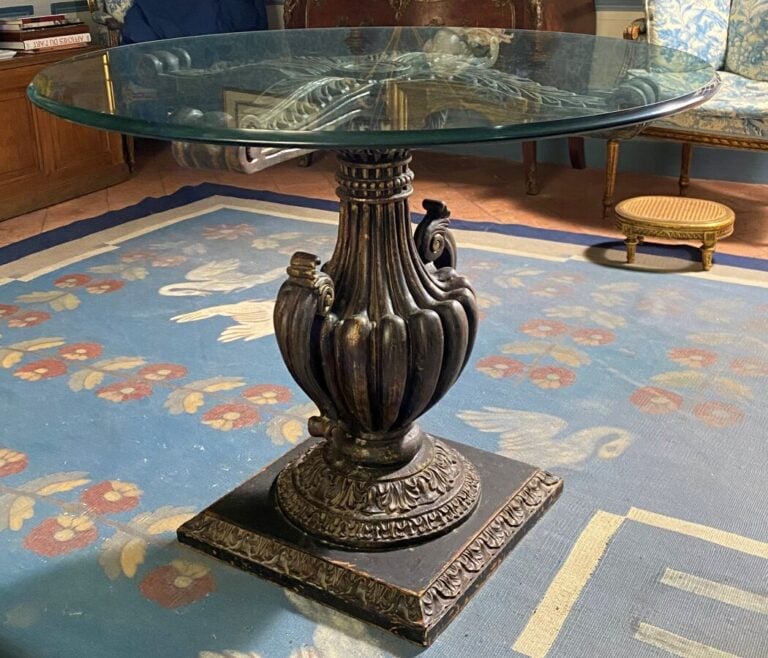 Guéridon circulaire à piétement central en bois sculpté en forme de vase balust…