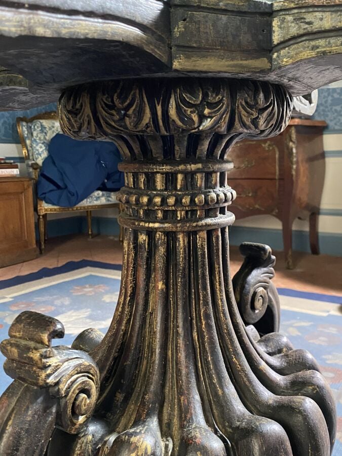 Guéridon circulaire à piétement central en bois sculpté en forme de vase balust…