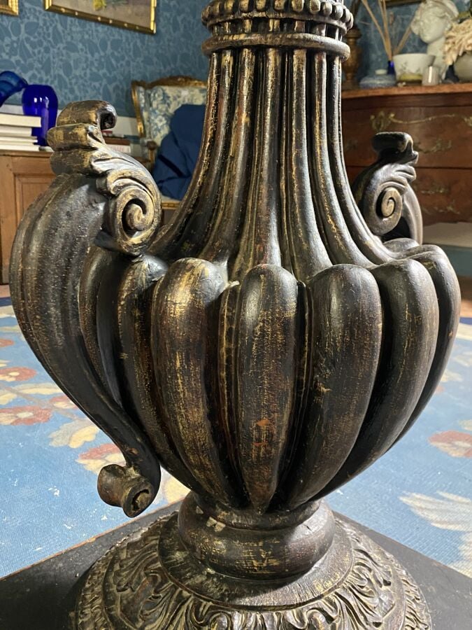 Guéridon circulaire à piétement central en bois sculpté en forme de vase balust…