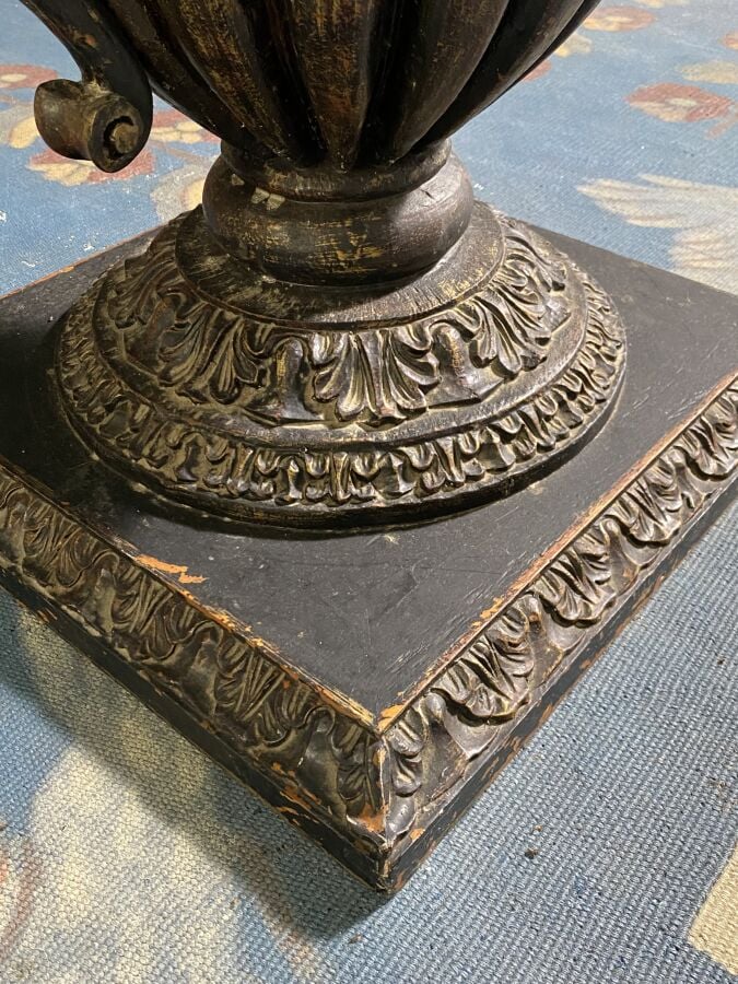 Guéridon circulaire à piétement central en bois sculpté en forme de vase balust…