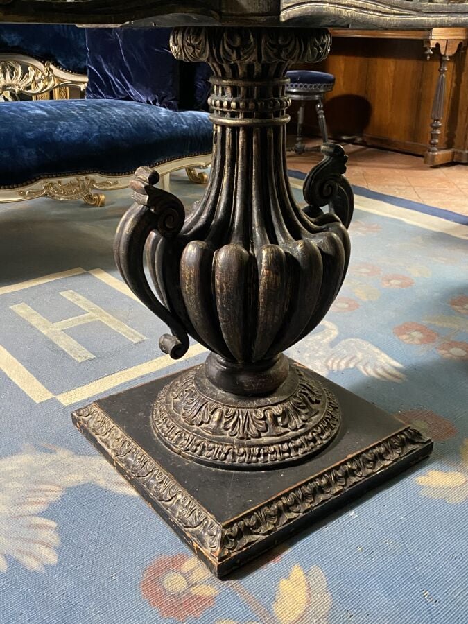 Guéridon circulaire à piétement central en bois sculpté en forme de vase balust…