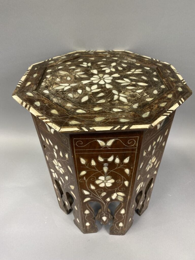 Guéridon de forme hexagonale en bois et incrustations de nacre à décor de fleur…