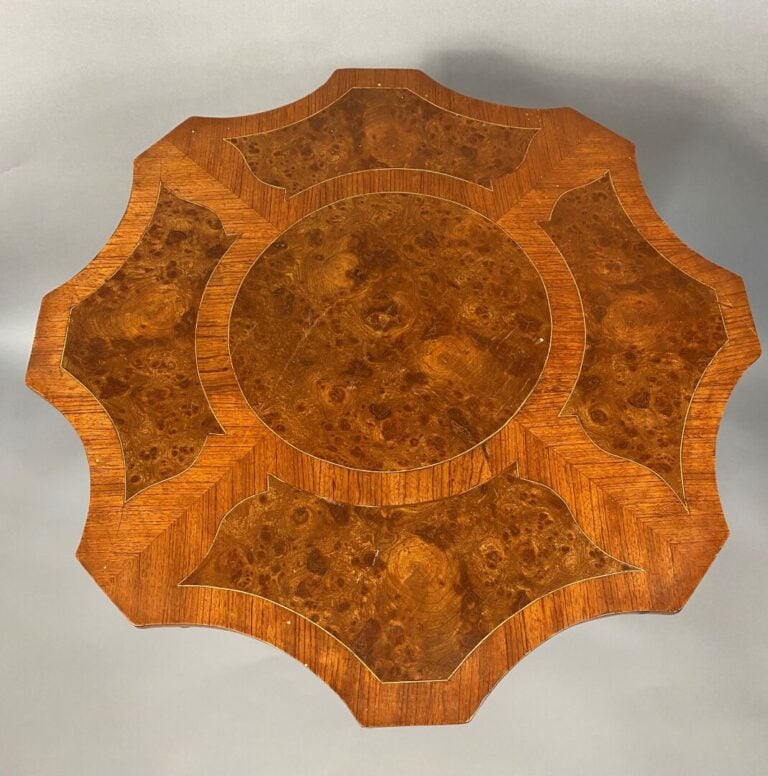 Guéridon en bois de placage, le plateau polylobé à décor marqueté de bois de lo…