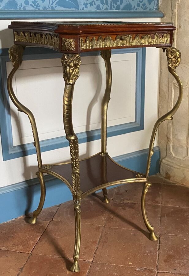 Guéridon formant vitrine en acajou et métal doré ouvrant par un tiroir ; il rep…