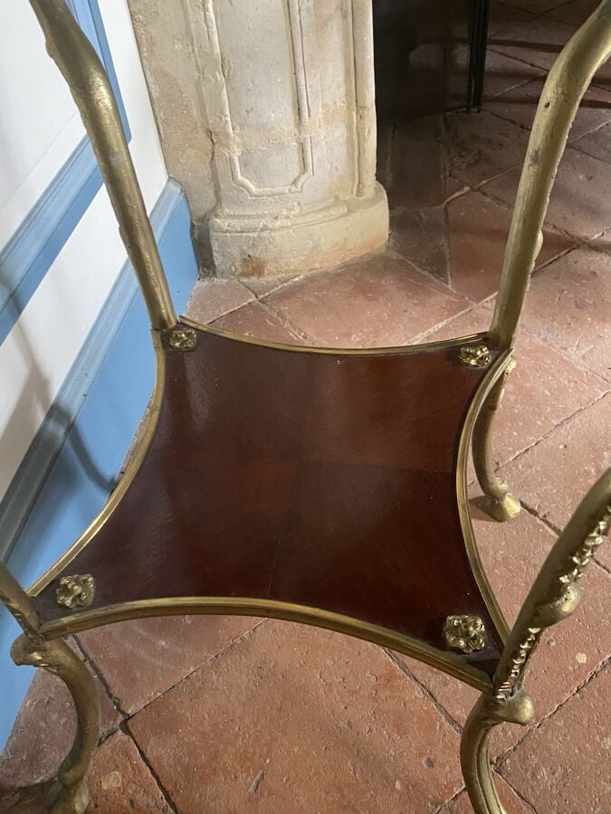 Guéridon formant vitrine en acajou et métal doré ouvrant par un tiroir ; il rep…