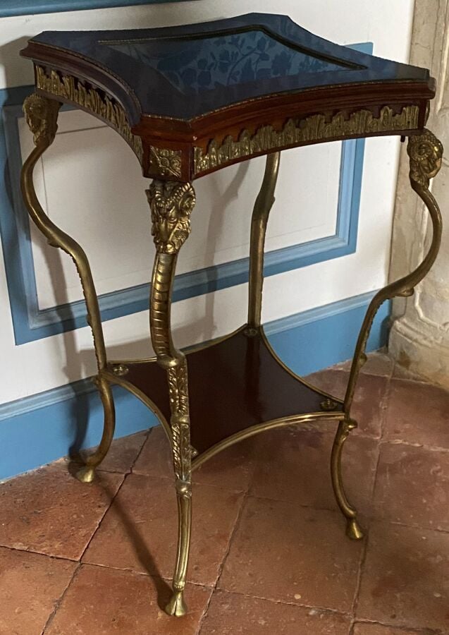 Guéridon formant vitrine en acajou et métal doré ouvrant par un tiroir ; il rep…