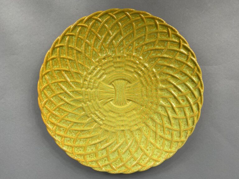 GUILLOT - Plat en céramique vernissée dans les tons jaune et vert à décor imita…