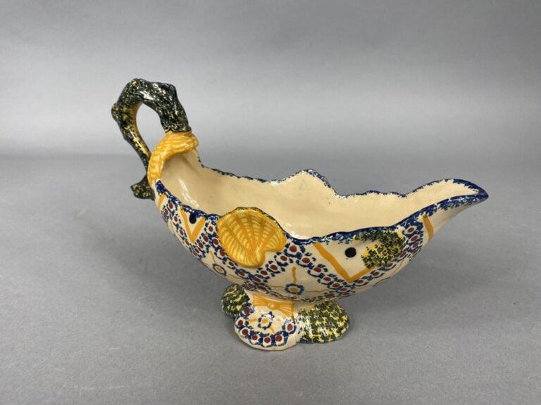 HENRIOT, Quimper - Service à huîtres en faïence polychrome composé de trois pla…