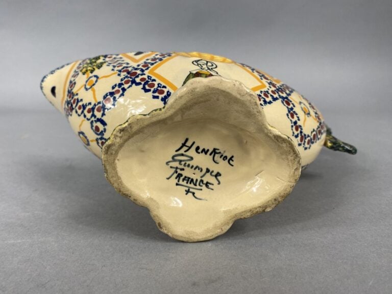 HENRIOT, Quimper - Service à huîtres en faïence polychrome composé de trois pla…