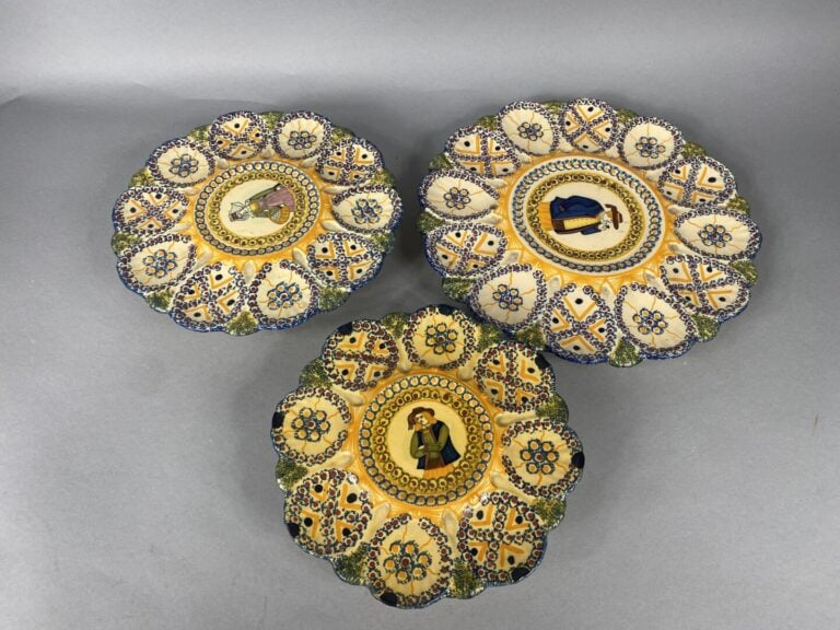 HENRIOT, Quimper - Service à huîtres en faïence polychrome composé de trois pla…