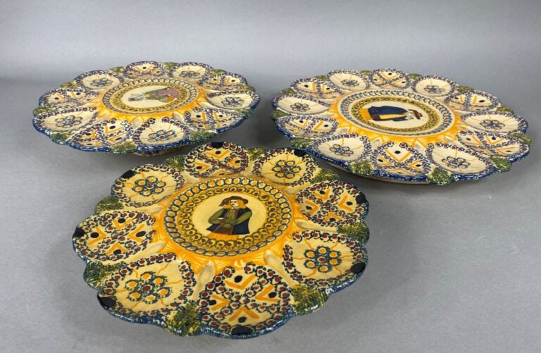 HENRIOT, Quimper - Service à huîtres en faïence polychrome composé de trois pla…