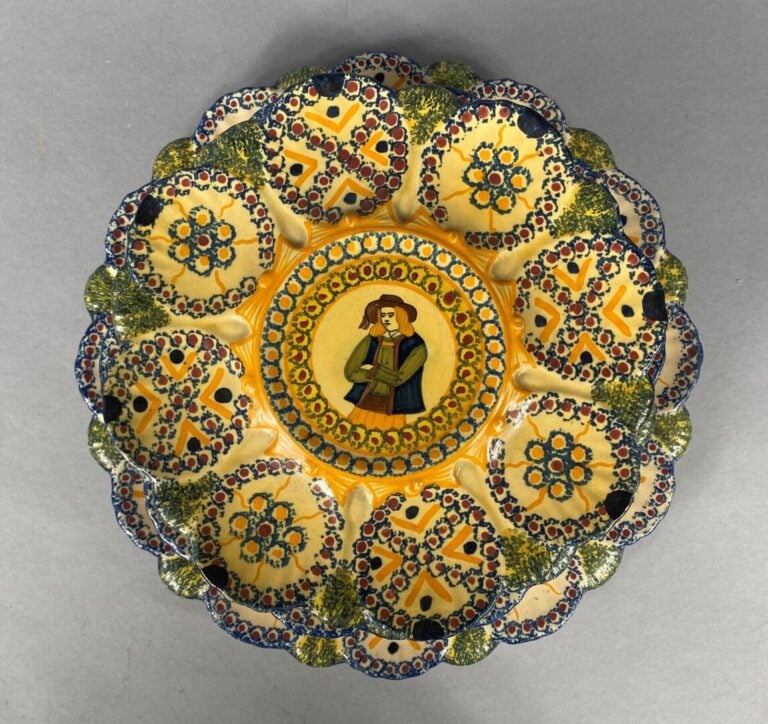 HENRIOT, Quimper - Service à huîtres en faïence polychrome composé de trois pla…
