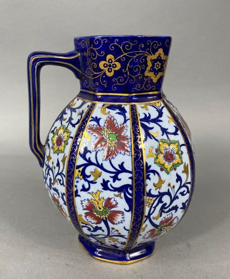 HENRIOT, Quimper - Service à huîtres en faïence polychrome composé de trois pla…