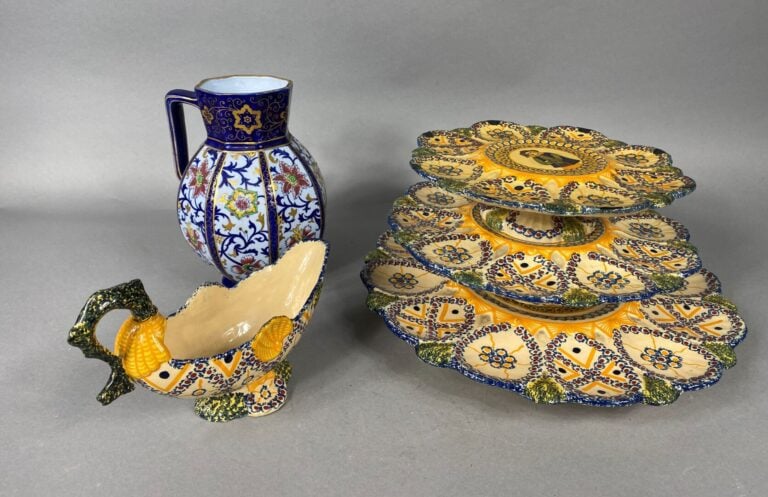 HENRIOT, Quimper - Service à huîtres en faïence polychrome composé de trois pla…