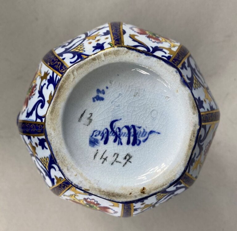 HENRIOT, Quimper - Service à huîtres en faïence polychrome composé de trois pla…