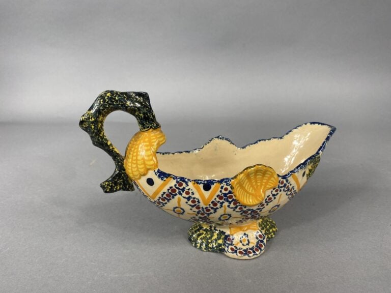 HENRIOT, Quimper - Service à huîtres en faïence polychrome composé de trois pla…
