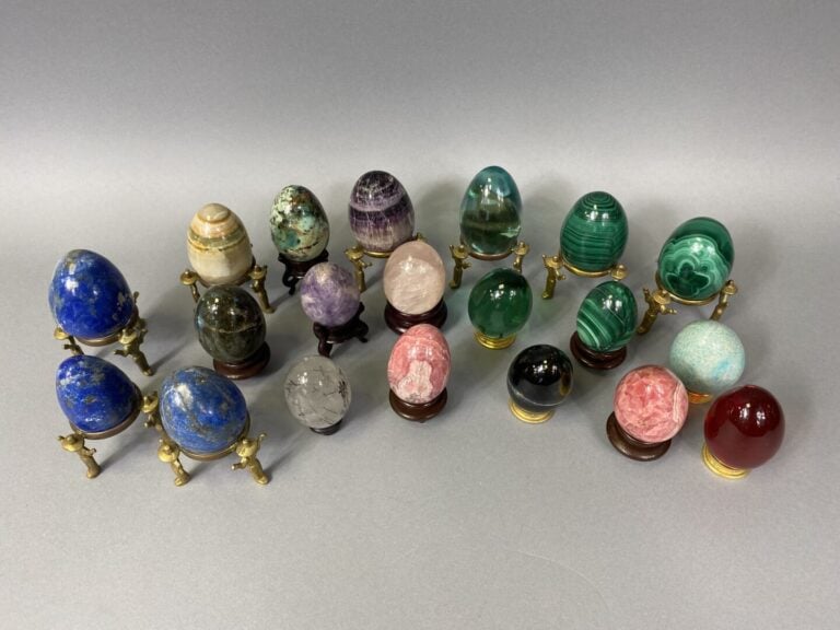 Important lot d'oeufs en pierre dure ou verre dont malachite, améthyste, sodali…
