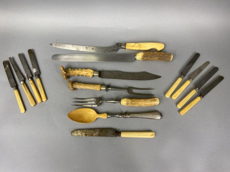 Important lot de métal argenté divers comprenant des couverts dépareillés, gobe…