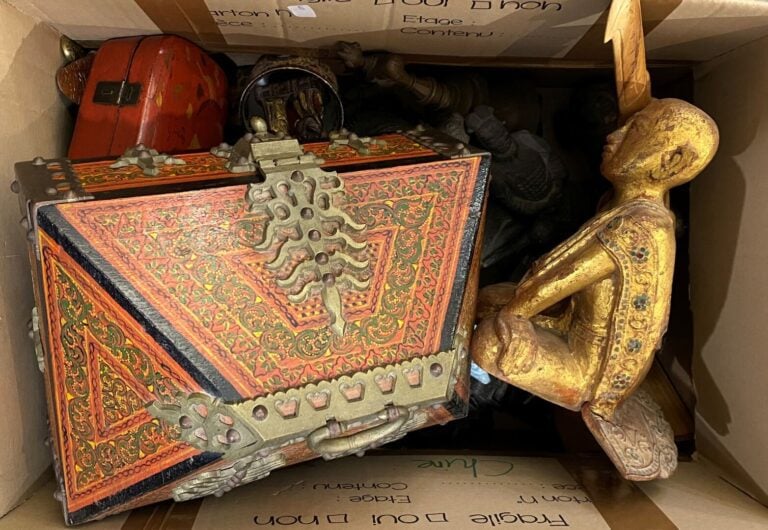 Importante mannette de souvenirs de voyage et bibelots comprenant des boîtes, d…