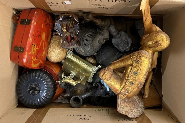 Importante mannette de souvenirs de voyage et bibelots comprenant des boîtes, d…