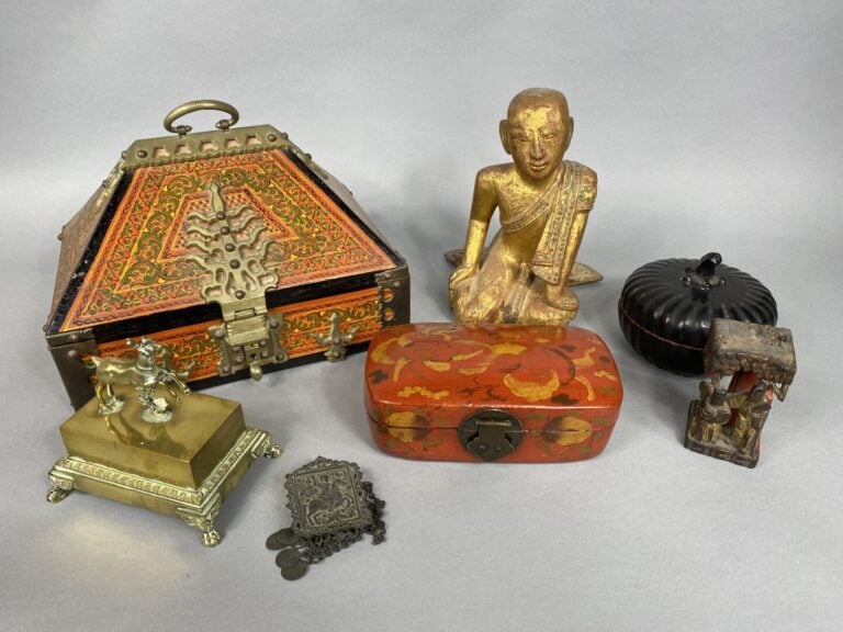 Importante mannette de souvenirs de voyage et bibelots comprenant des boîtes, d…