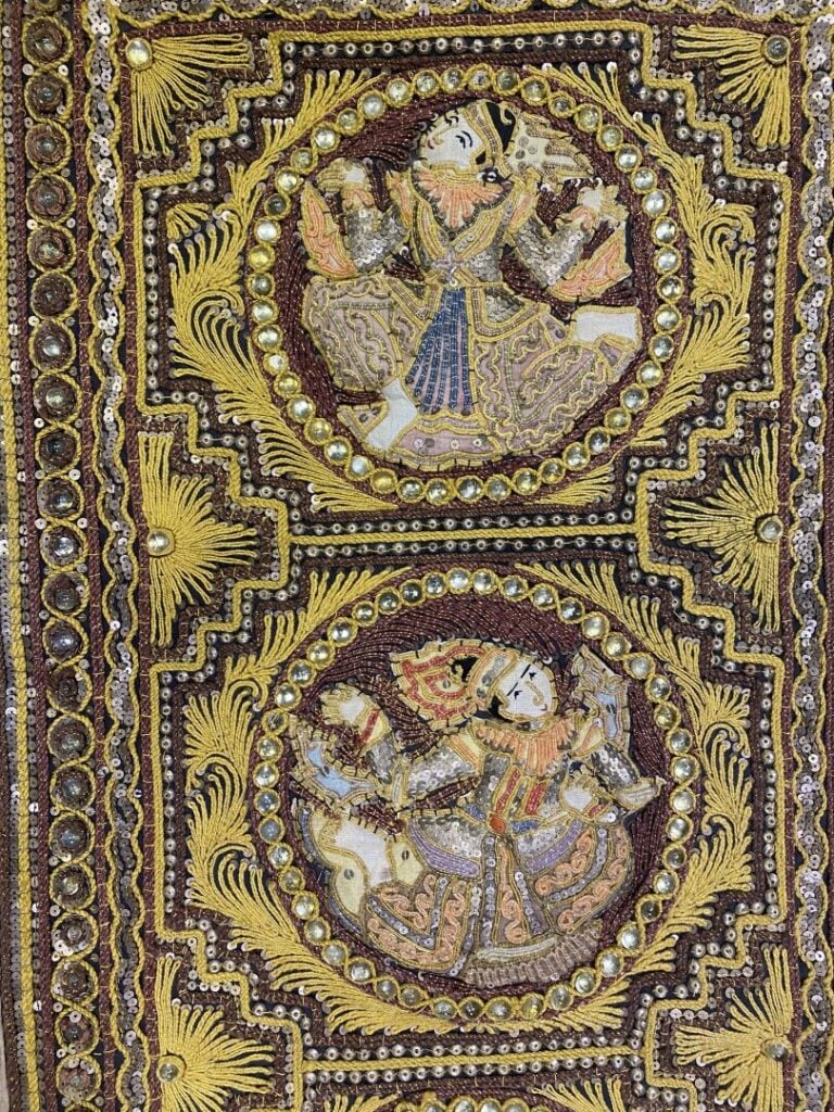 Inde - Broderie ornée de sequins et perles à décor de personnages dans des méda…