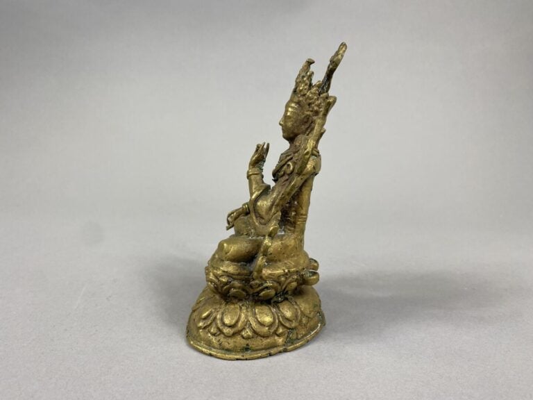 Inde - Divinité en bronze à patine dorée représentant une divinité assise sur u…