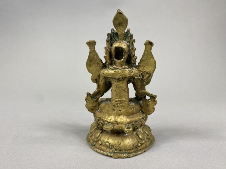Inde - Divinité en bronze à patine dorée représentant une divinité assise sur u…