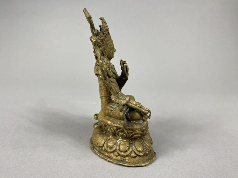 Inde - Divinité en bronze à patine dorée représentant une divinité assise sur u…